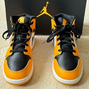 Air Jordan 1 Mid Taxi/Black/White Great/Excellent condition. Youth Sz 5.5.